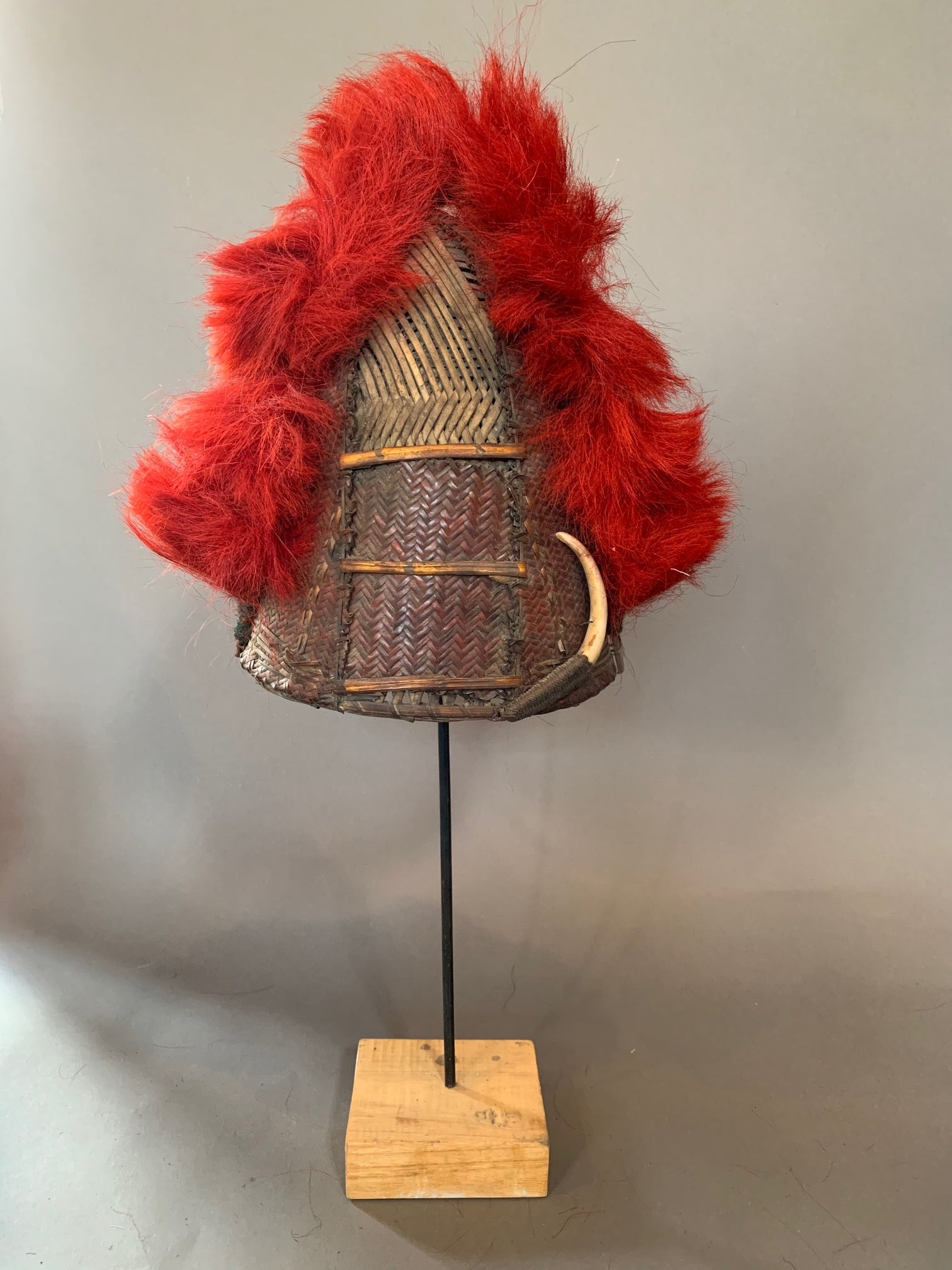 naga hat with stand